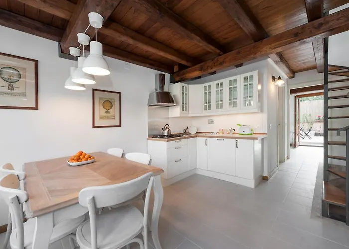 Charming Patio House In San Lorenzo * Рим