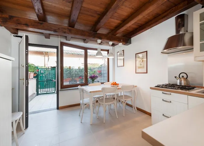 Charming Patio House In San Lorenzo * Рим